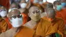 Biksu Buddha menunggu untuk menerima vaksin AstraZeneca COVID-19 di Wat Srisudaram di Bangkok, Thailand (30/7/2021). Para biksu tersebut mendapatkan dosis vaksin AstraZeneca COVID-19. (AP Photo/Sakchai Lalit)