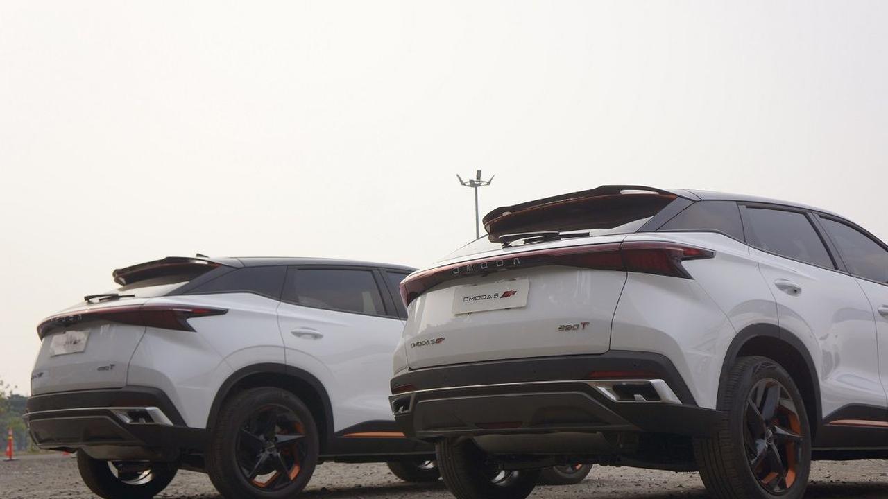 Mesin 1,6 liter TGDI Omoda 5 GT mampu menghasilkan tenaga 197 hp dan torsi 290 Nm. <br>Merdeka.com sudah menjajal langsung crossover Chery di lingkungan terbatas. Kesannya, mobil ini galak bahkan sejak rpm rendah. Meski hebat, mobil ini mudah dikendalikan