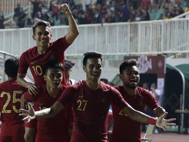 Pemain Timnas Indonesia U-22 merayakan gol yang dicetak Egy Maulana Vikri ke gawang Timnas Iran U-23 pada laga uji coba internasional di Stadion Pakansari, Bogor, Sabtu (16/11). Indonesia menang 2-1 atas Iran. (Bola.com/Yoppy Renato)