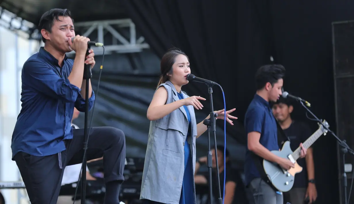 Hampir seluruh penonton yang sebagaian besar anak muda berdesakan di depan panggung bernyanyi bersama dan bergoyang. (Adrian Putra/Bintang.com)