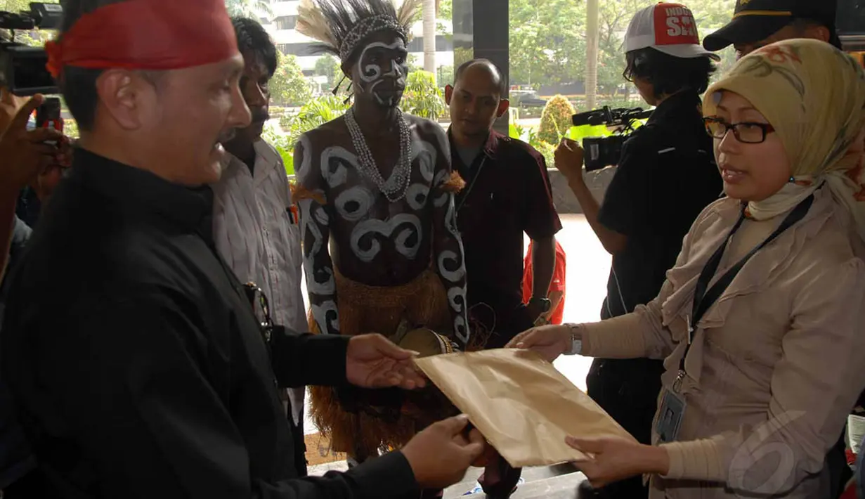 Direktur Pengolahan Ormas SKK Migas, Ferdinand Hutahayan saat menyerahkan dokumen yang disimpan dalam map berwarna cokelat kepada perwakilan dari KPK, Jakarta, Senin (16/6/14). (Liputan6.com/Miftahul Hayat)