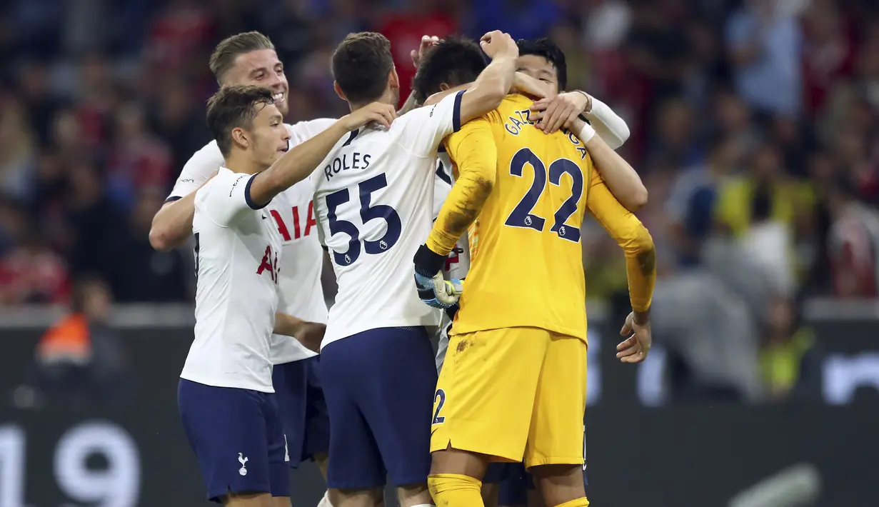 Para pemain Tottenham merayakan kemenangan setelah mengalahkan Bayern Muenchen pada pada pertandingan final Audi Cup 2019 di Alianz Arena, Jerman (1/7/2019). Tottenham menang atas Bayern Muenchen lewat adu penalti 6-5 (2-2). (AP Photo/Matthias Schrader)
