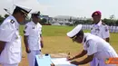 Citizen6, Surabaya: Dan Kolatarmatim Kolonel Laut (P) Budhiyanto mengukuhkan dua jabatan strategis di jajaran Kolatarmatim yang berlangsung di Lapangan Kolatarmatim Ujung Surabaya, Kamis (21/6). (Pengirim: Sandhy Yudha)