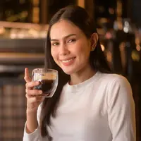 Ingin diet tetap lancar tanpa harus meninggalkan kopi favoritmu? Yuk, intip 5 manfaat tersembunyi americano dan tips sehatnya di sini! (Foto dok: Freepik/tonefotografia).