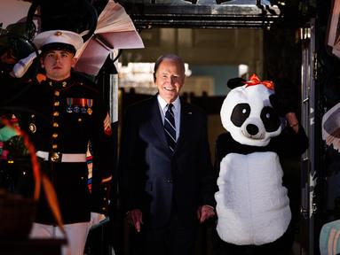 Presiden Amerika Serikat (AS), Joe Biden dan Ibu Negara Jill Biden (kanan) tiba untuk menghadiri acara trick-or-treat Halloween di Serambi Selatan Gedung Putih, Washington DC, pada 30 Oktober 2024. (Tierney CROSS/AFP)