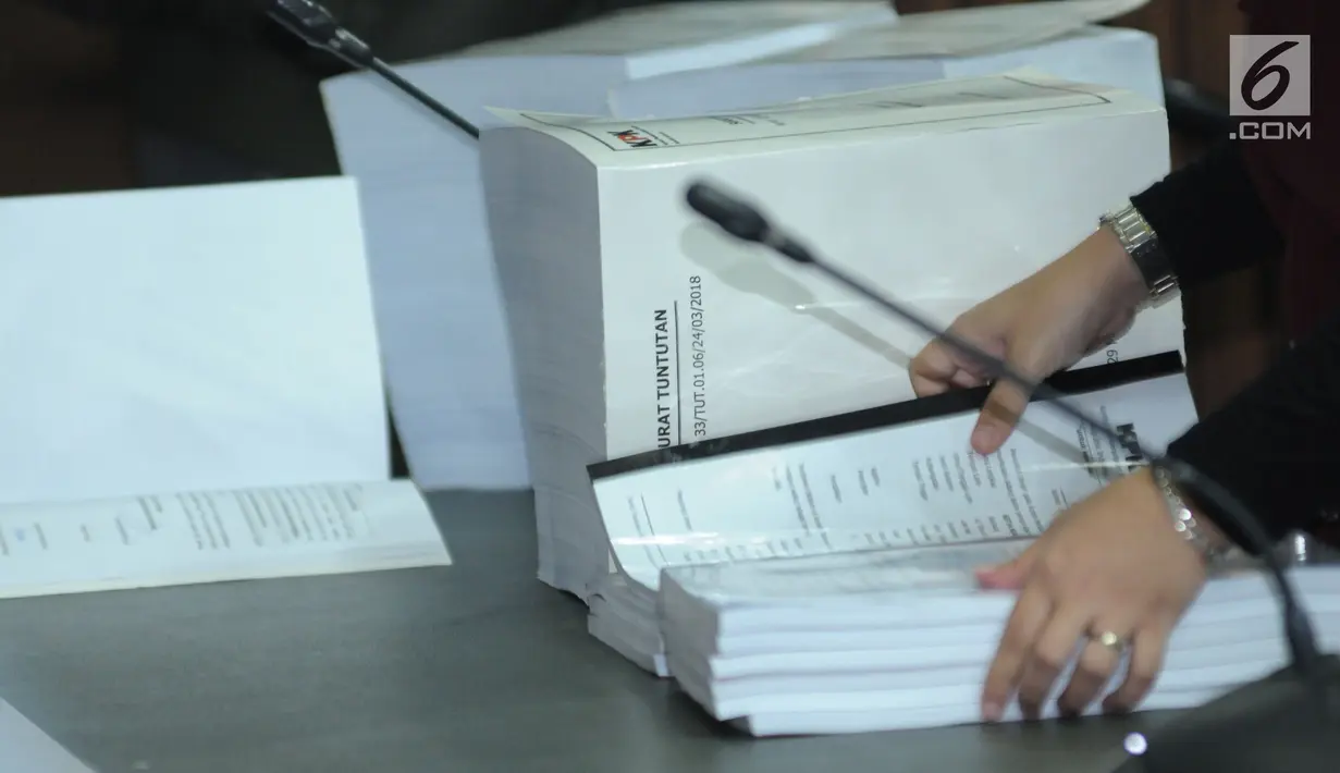 Tim JPU merapihkan surat tuntutan kasus dugaan korupsi proyek e-KTP dengan terdakwa Setya Novanto jelang sidang lanjutan di Pengadilan Tipikor, Jakarta, Kamis (29/3). Sidang mendengar pembacaan tuntutan. (Liputan6.com/Helmi Fithriansyah)