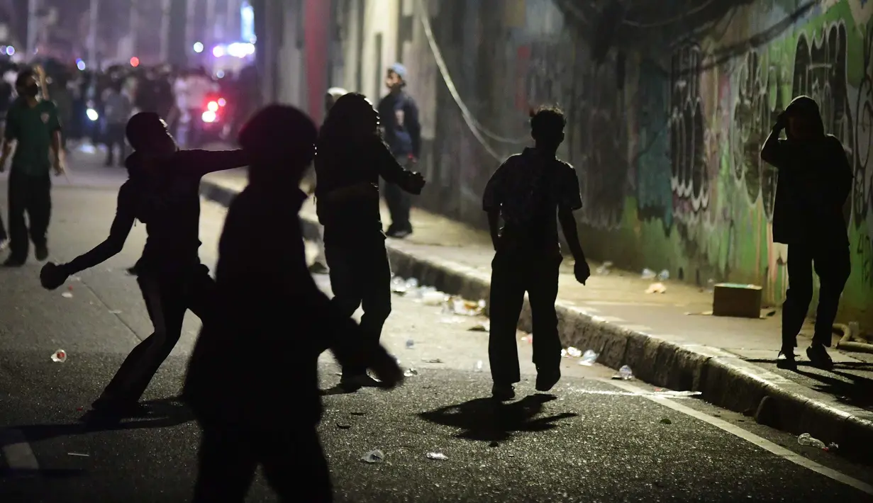 Massa dari berbagi elemen mahasiswa  dan masyarakat melakukan perlawanan usai dipukul mundur  polisi di kawasan Slipi, Jakarta, Kamis, 27 Agustus 2026. (KLY/ Arie Basuki)