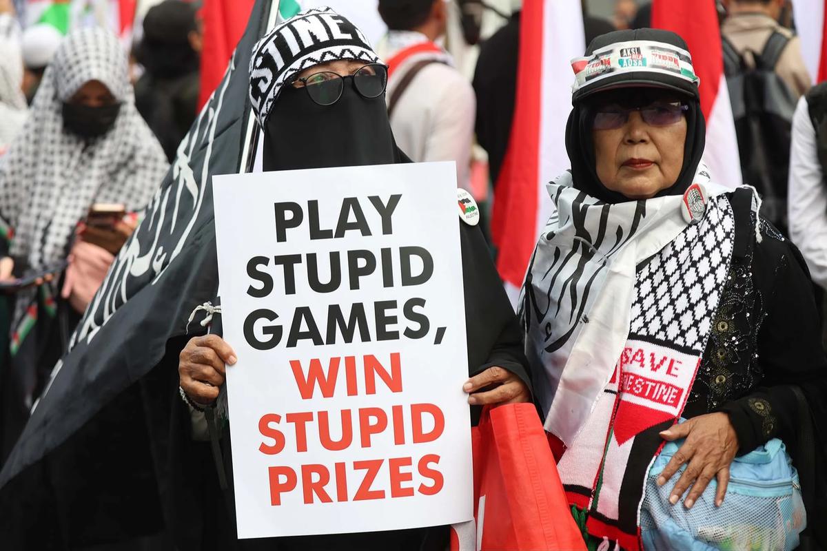 FOTO: Aksi Bela Palestina Warnai Menjelang Reuni 212 di Depan Kedutaan AS