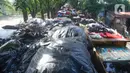 Sejumlah truk pengangkut sampah mengantre untuk pembuangan di TPA Cipayung, Depok, Jawa Barat, Selasa (11/07/2023). (merdeka.com/Arie Basuki)
