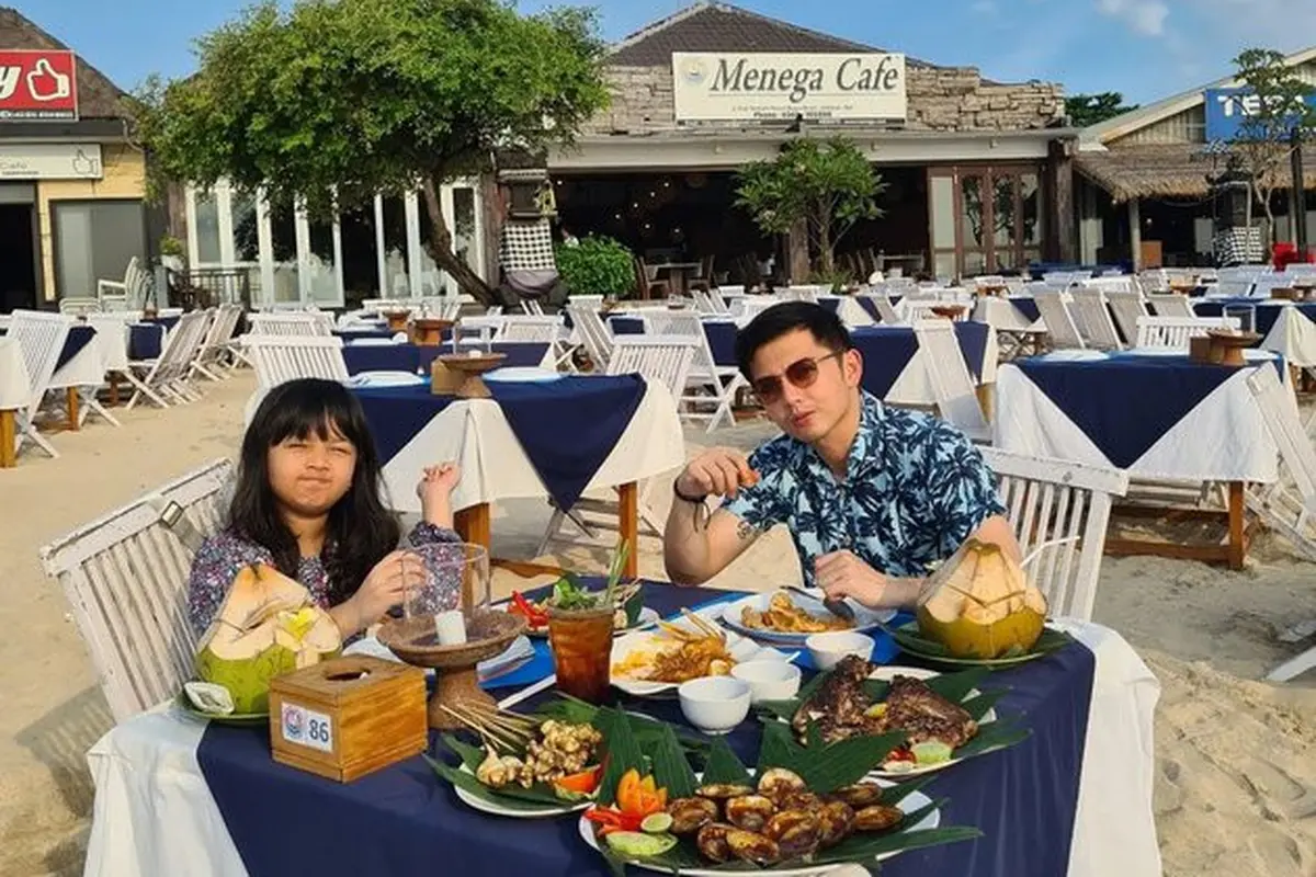 7 Potret Kebersamaan Nicky Tirta dan Putri Semata Wayangnya Liburan ke Bali