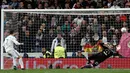 Pemain Real Madrid Cristiano Ronaldo melakukan tendangan penalti ke gawang Juventus pada leg kedua babak perempat final Liga Champions di Santiago Bernabeu, Rabu (11/4). Penalti Ronaldo meloloskan Madrid yang sempat tertinggal 0-3. (AP/Paul White)