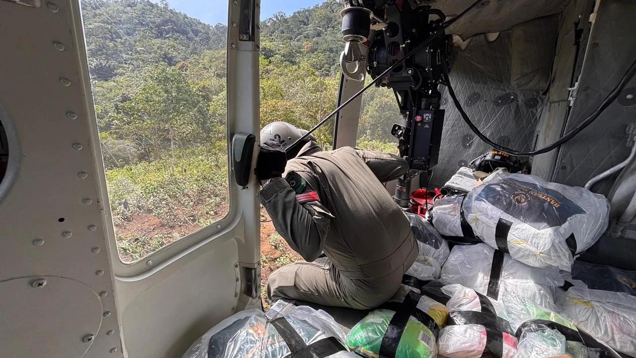 FOTO: Satgas Gulbencal Kodam I/BB Percepat Distribusi Bantuan ke Wilayah Terisolasi di Tapanuli Utara