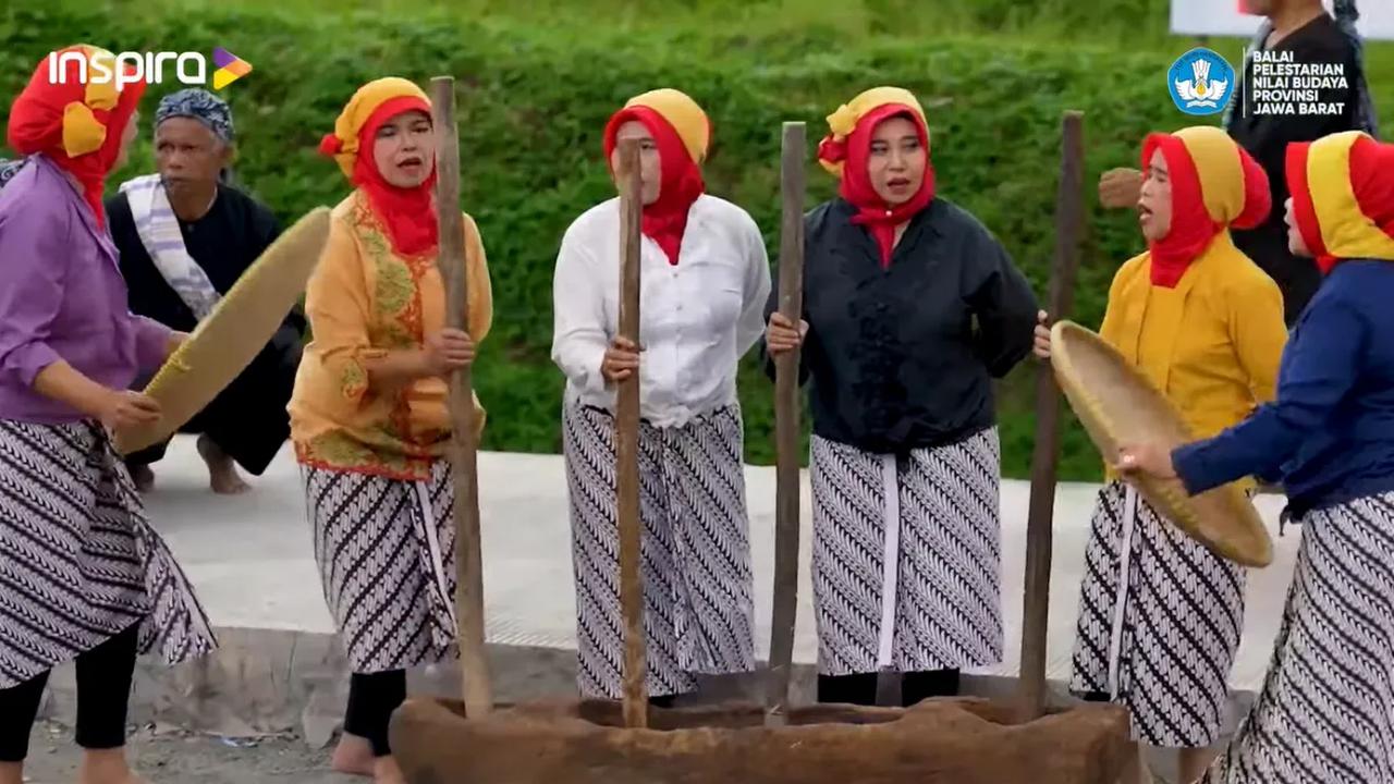 Tampil dalam pesta panen dan hajatan warga