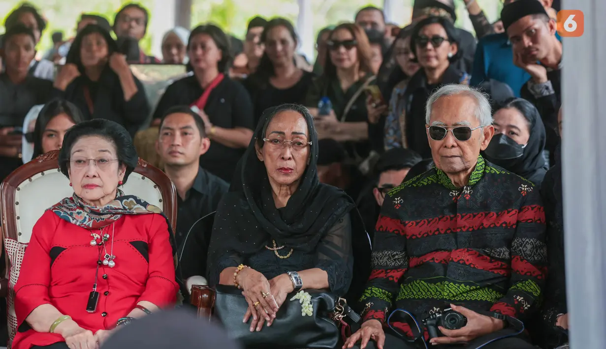 Megawati Soekarnoputri, Sukmawati dan Guntur Soekarnoputra menghadiri pemakaman adiknya, Guruh Soekarnoputra, di TPU Karet Bivak, Jakarta Pusat, Sabtu (26/9/2026). Suasana haru terlihat saat keluarga mengantarkan Guruh ke peristirahatan terakhir. (KLY/Budy Santoso)