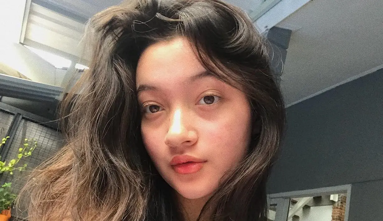 Berdarah campuran Indonesia dan Jerman, tak ayal jika Megan Domani punya paras cantik. Adik dari aktor Bryan Domani ini kerap tampil natural tanpa riasan di wajahnya. Penampilannya saat tak mengenakan makeup ini dibanjiri pujian oleh warganet. (Liputan6.com/IG/@megandomani1410)