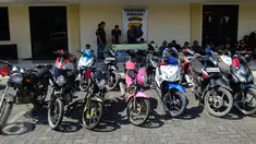 Resmob Polrestabes Semarang menangkap pelaku pencurian dan perampasan sepeda motor yang beraksi puluhan kali di Semarang dan sekitarnya, Minggu (5/6). Tiga pelaku beserta barang bukti puluhan motor digelandang ke Polrestabes Semarang (Liputan6.com/Gholib)