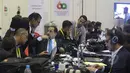 Para jurnalis terlihat sibuk saat meliput pembukaan Konferensi Asia Afrika 2015 dari area Media Center, JCC Jakarta, Rabu (22/4/2015). (Liputan6.com/Herman Zakharia)