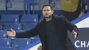 Pelatih Chelsea, Frank Lampard, memberikan arahan kepada pemainnya saat menghadapi Rennes pada laga lanjutan Liga Champions 2020/2021 di Stadion Stamford Bridge, Kamis (5/11/2020) dini hari WIB. Chelsea menang 3-0 atas Rennes. (Neil Hall/Pool via AP)