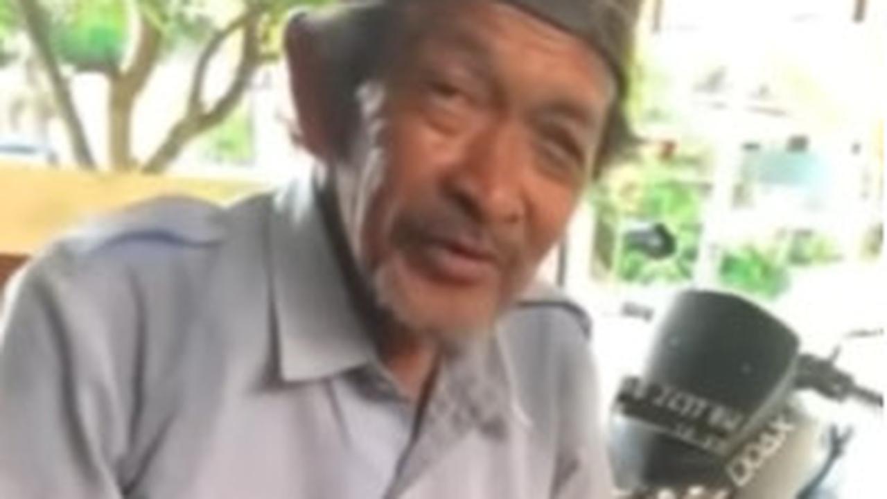 Merasa kasihan karena tak mendapat uang banyak, Elif langsung membayar lebih ongkos perbaikan jamnya dan meminta kakek tersebut kembali lagi ke rumahnya bila membawa jam.<br>