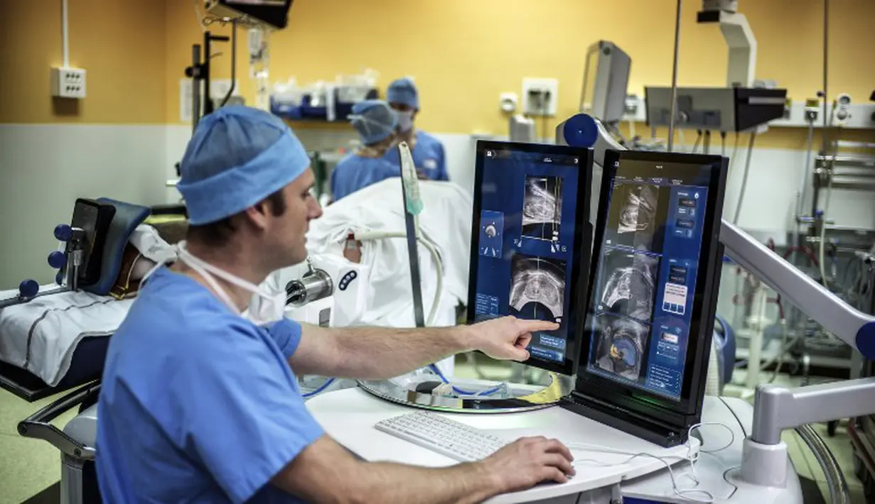 Dengan menggunakan HIFU Robot, dokter bedah dapat melihat gambaran isi rongga abdomen (perut) dengan gambar 2 dimensi di layar monitor. Rumah Sakit Edouard Herriot di Lyon, Prancis (10/4/2014) (AFP Photo/Jeff Pachoud).