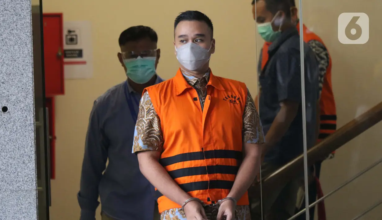 Tersangka suap dan gratifikasi perkara di Mahkamah Agung (MA) 2011-2016, Rezky Herbiyono bersiap menjalani pemeriksaan di Gedung KPK Jakarta, Selasa (29/9/2020). Penyidik KPK melimpahkan tersangka Nurhadi dan Rezky Herbiyono beserta barang bukti kepada tim JPU KPK. (Liputan6.comHelmi Fithriansyah)