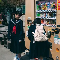 Ilustrasi anak sekolah, seragam sekolah. (Photo by Charles Deluvio on Unsplash)