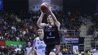 Aksi Pemain Indonesia Patriots Abraham Damar Grahita saat menang melawan Louvre di Seri II IBL 2020 (Dok IBL)