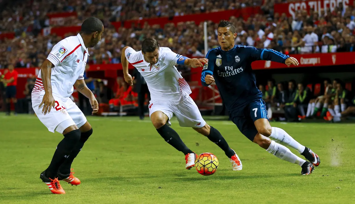 Cristiano Ronaldo berusaha melewati hadangan pemain Sevilla dalam laga La Liga Spanyol di Stadion Ramon Sanchez Pizjuan, Sevilla, Senin (9/11/2015) dini hari WIB. (Reuters/Marcelo del Pozo)