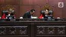 Adalah Hakim Konstitusi Guntur Hamzah dan Suhartoyo mengajukan dissenting opinion atau pendapat berbeda terkait uji materi terhadap Pasal 169 c UU Pemilu. (Liputan6.com/Faizal Fanani)