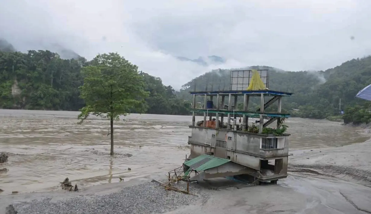 Sebuah bangunan berdiri terendam setelah banjir bandang yang dipicu oleh hujan deras yang tiba-tiba menggenangi kota Rangpo di Sikkim, India, Kamis, 5 Oktober 2023. (AP Photo/Prakash Adhikari)