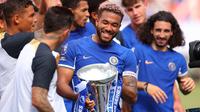 Kapten Chelsea, Reece James mengangkat trofi Premier League Summer Series setelah mengalahkan Fulham di FedExField, Maryland, Inggris 30 Juli 2023 in Landover, Maryland. James terpilih sebagai kapten The Blues menggantikan Cesar Azpilicueta yang pindah ke Atletico Madrid pada musim ini. James diketahui bergaji sebesar 250 ribu pounds per pekan dan memiliki kontrak hingga tahun 2028. (AFP/Getty Images/Mike Stobe)