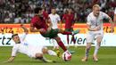 Pemain Portugal Gonçalo Guedes (kanan) ditekel pemain Republik Ceko Michal Sadilek pada pertandingan sepak bola UEFA Nations League di Stadion Jose Alvalade, Lisbon, Portugal, 9 Juni 2022. Portugal menang 2-0. (AP Photo/Armando Franca)