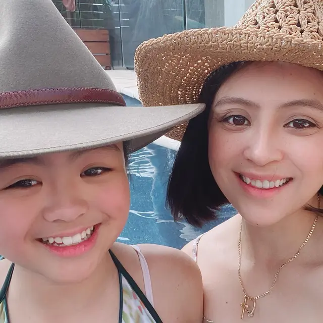 Tampil Lebih Muda, Ini 6 Potret Terbaru Jill Carissa dengan Gaya Rambut Pendek