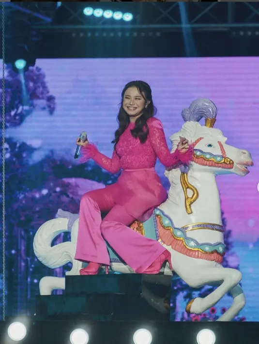 <p>Tampil serba oink, atasam see through dan celana satin menghadirkan gaya seru dan sempurna ala Barbie. [Foto: Instagram/ Rossa]</p>