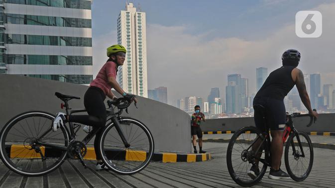Warga mengayuh sepedanya di rampa spiral gedung parkir pusat perbelanjaan Kuningan City, Jakarta, Minggu (22/10/2020). Kegiatan tersebut juga bertujuan untuk meningkatkan animo masyarakat untuk berkunjung ke pusat perbelanjaan. (Liputan6.com/Herman Zakharia)