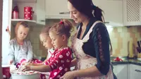 Mencoba resep-resep baru dari internet bersama anak di liburan yang singkat tentu seru untuk dilakukan (shutterstock.com)