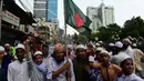 Aktivis dari sebuah kelompok Islam menggelar demonstrasi di Dhaka, Banglades, Jumat (21/4). Massa menuntut pemerintah untuk menghancurkan sebuah patung di depan Mahkamah Agung karena dianggap sebagai berhala. (AFP PHOTO / STR)