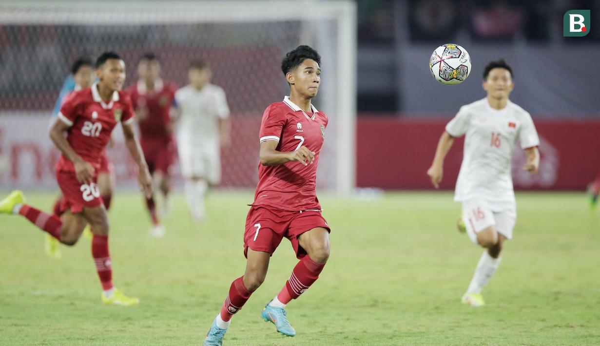 Gol yang ditunggu akhirnya tercipta di menit ke-60. Pemain berusia 18 tahun itu sukses melepas tembakan keras dari luar kotak penalti hingga merobek gawang Vietnam. (Bola.com/Ikhwan Yanuar)