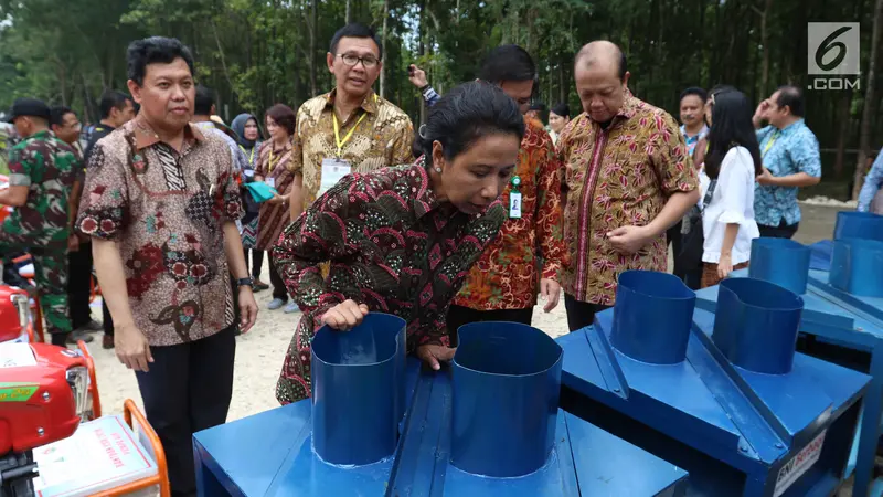 Menteri Rini Salurkan KUR untuk Petani Penggarap Lahan Hutan di Tuban