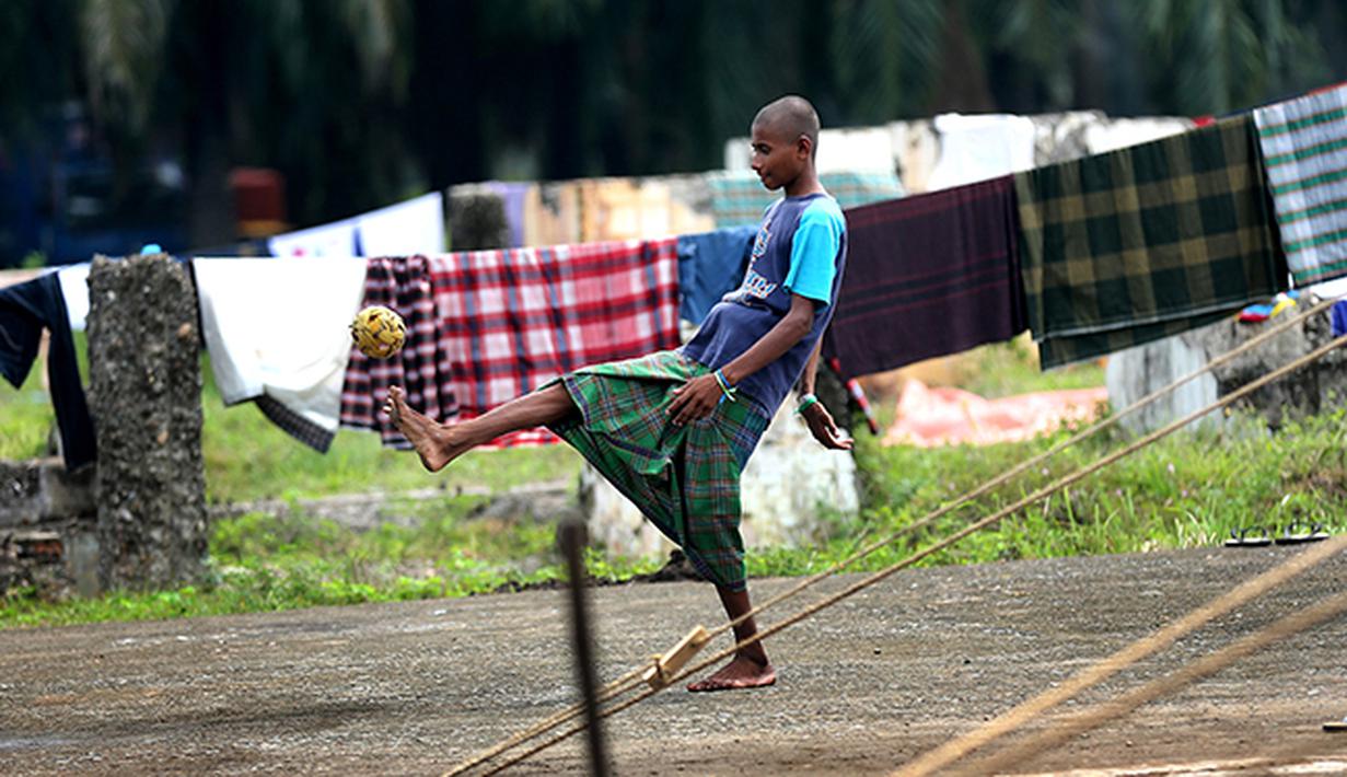 Pria pengunsi asal Rohingya, Myanmar bermain sepak bola di kamp pengungsian di Aceh. .(AP Photo/Tatan Syuflana)