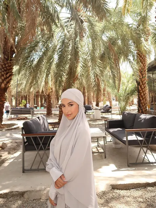 Salah satu foto memperlihatkan Jennifer Coppen yang tampil menawan kenakan abaya dan hijab instan nuansa light grey.   [@jennifercoppenreal20].