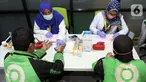 Mitra driver Gojek melakukan registrasi donor darah di sel-sela penandatanganan Nota Kesepahaman antara Gojek dan Palang Merah Indonesia (PMI) Provinsi DKI Jakarta, Senin (25/4/2022). Nota Kesepahaman tersebut mengukuhkan kerja sama GoSend dengan PMI Provinsi DKI Jakarta dalam pengiriman instan transfusi darah antara PMI dan Rumah Sakit yang telah terdaftar melalui kemudahan GoSend Portal. (Liputan6.com/Fery Pradolo)