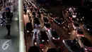 Pejalan kaki melintas di halte busway dengan latar kemacetan kota Jakarta di kawasan Semanggi, Jakarta, Selasa (18/10). Jakarta dikenal sebagai salah satu kota yang memiliki kemacetan lalu lintas terburuk di dunia. (Liputan6.com/Johan Tallo)
