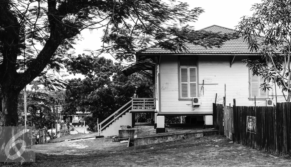 Rumah Panggung peninggalan jaman Belanda berdiri kokoh di kompleks Pertamina Dahor, Kelurahan Kampung Baru Ilir, Balikpapan, Jumat (15/4). Rumah ini terbuat dari bahan kayu ulin dengan luas bangunan mencapai 128 meter persegi. (Liputan6.com/Fery Pradolo)
