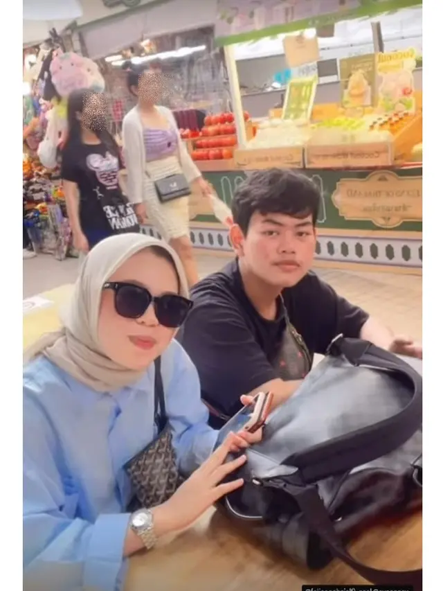6 Potret Dewi Perssik dan Rully Liburan ke Thailand, Ajak Ibunda dan Anak