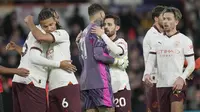 Selebrasi kemenangan para pemain Manchester City setelah mengalahkan Luton Town 2-1 pada laga pekan ke-16 Liga Inggris 2023/2024 di Kenilworth Road, Luton, Minggu (10/12/2023) malam WIB. (AP Photo/Kin Cheung)