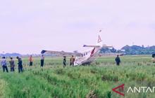 Polisi Pasang Garis di Lokasi Pesawat Jatuh Karawang, Warga Diminta Menjauh