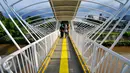 Warga melintas di jembatan penyeberangan orang (JPO) Jayakarta, Manggarai, Jakarta, Rabu (27/4/2016). Warga Manggarai kini dapat melewati sungai Ciliwung melalui JPO Jayakarta. (Liputan6.com/Yoppy Renato)