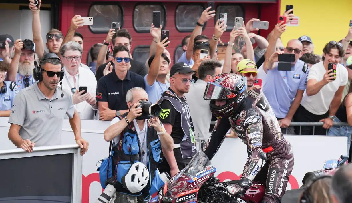 Pengendara tim Ducati Lenovo Marc Marquez memenangkan balapan ITOGP 2025 di sirkuit Mugello pada hari Minggu (6/22/2025). Ini adalah kemenangan ke -93 Marquez selama karirnya di Grand Prix. (Foto AP/Antonio Calann)