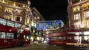 Foto pada 3 November 2020 ini memperlihatkan lampu-lampu Natal yang menerangi area perbelanjaan utama Oxford Street di London, Inggris. Lampu-lampu tersebut didedikasikan bagi mereka yang telah menunjukkan kebaikan dan dukungan besar terhadap sesama selama pandemi. (Xinhua/Han Yan)